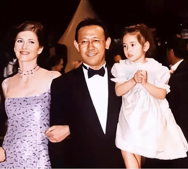 60歲姜文攜子外出,14歲姜次郎超1米8瘦成錐子臉,買老人鮮花獲贊
