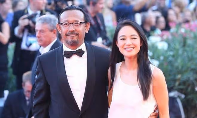 60歲姜文攜子外出,14歲姜次郎超1米8瘦成錐子臉,買老人鮮花獲贊