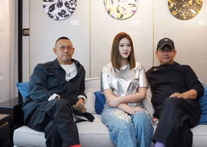 60歲姜文攜子外出,14歲姜次郎超1米8瘦成錐子臉,買老人鮮花獲贊