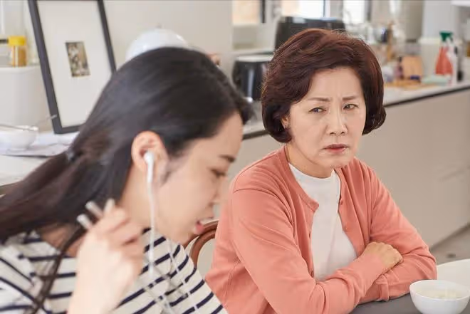 兩個兒媳同時坐月子,婆婆選擇伺候小兒媳,2年之後大兒媳終於懂了
