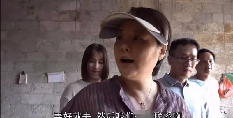 袁立身型打扮都不像明星,胖成中年大嬸,隨便一個路人都比她漂亮