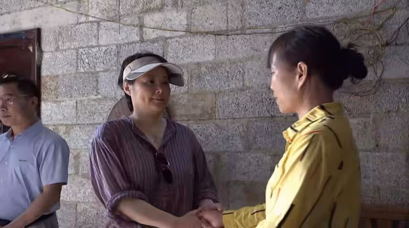 袁立身型打扮都不像明星,胖成中年大嬸,隨便一個路人都比她漂亮