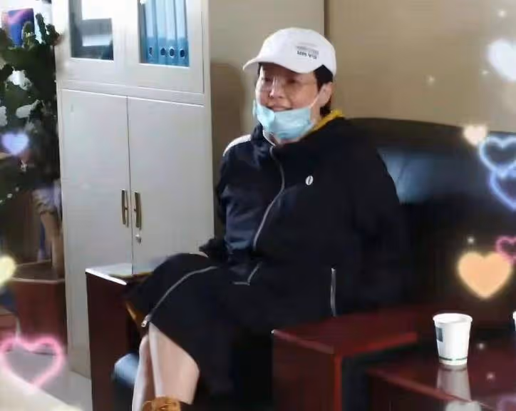 袁立身型打扮都不像明星,胖成中年大嬸,隨便一個路人都比她漂亮