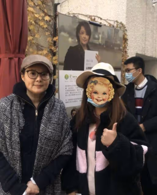 袁立身型打扮都不像明星,胖成中年大嬸,隨便一個路人都比她漂亮