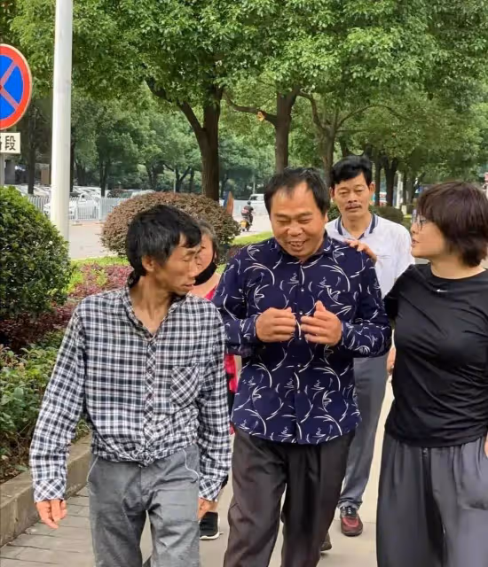袁立身型打扮都不像明星,胖成中年大嬸,隨便一個路人都比她漂亮
