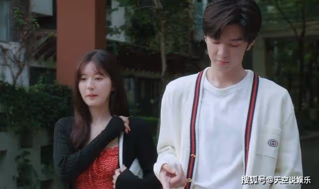 《偷偷藏不住》與桑稚第一次牽手，段嘉許的手足無措，暴露本性了