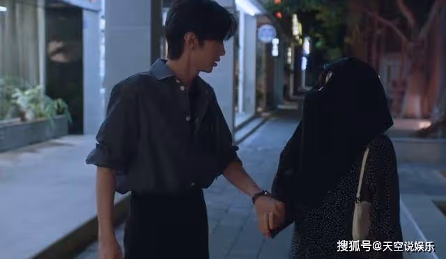 《偷偷藏不住》與桑稚第一次牽手，段嘉許的手足無措，暴露本性了