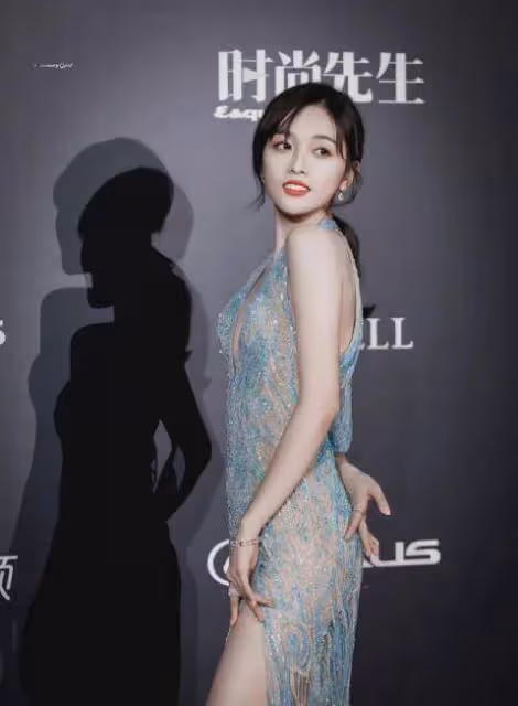 小花吳宣儀出席活動,朦朧造型驚艷全場,秀出姣好面容與完美身材,惹人驚嘆!
