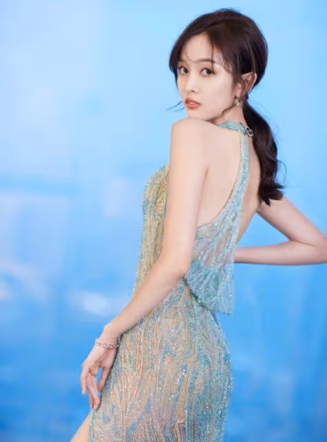小花吳宣儀出席活動,朦朧造型驚艷全場,秀出姣好面容與完美身材,惹人驚嘆!