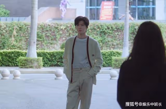 《偷偷藏不住》為搭配身高161的趙露思,陳哲遠的鞋底,厚得過分了