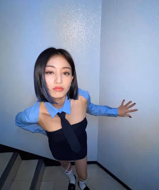 Twice志效時尚造型引關注,鏤空襯衫搭配緊身裙,身材苗條迷人