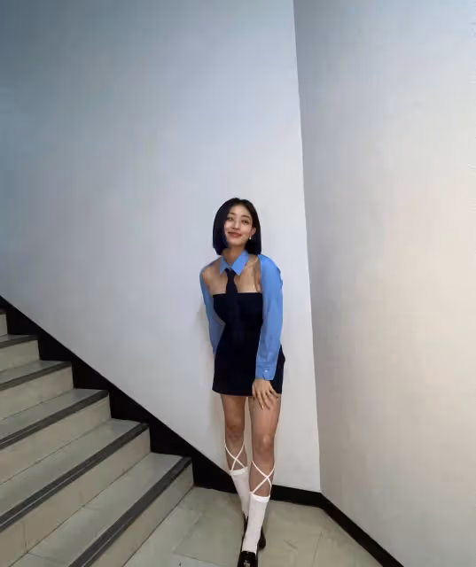 Twice志效時尚造型引關注,鏤空襯衫搭配緊身裙,身材苗條迷人