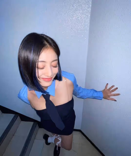 Twice志效時尚造型引關注,鏤空襯衫搭配緊身裙,身材苗條迷人