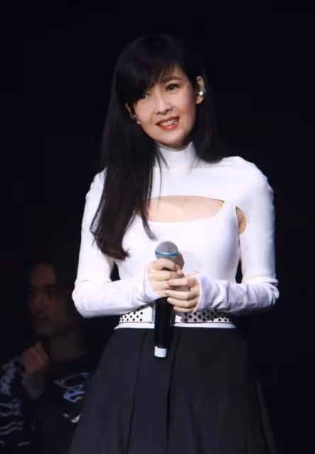53歲周慧敏不服老,穿鏤空上衣配黑裙時尚減齡,黑長直好顯氣質