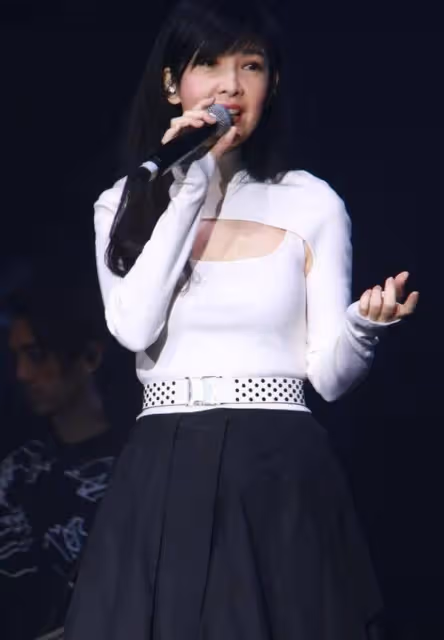 53歲周慧敏不服老,穿鏤空上衣配黑裙時尚減齡,黑長直好顯氣質
