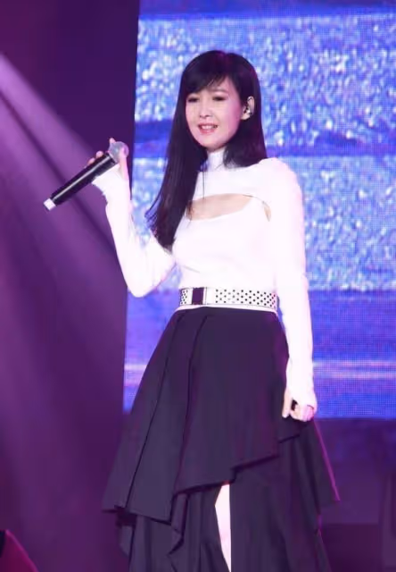53歲周慧敏不服老,穿鏤空上衣配黑裙時尚減齡,黑長直好顯氣質