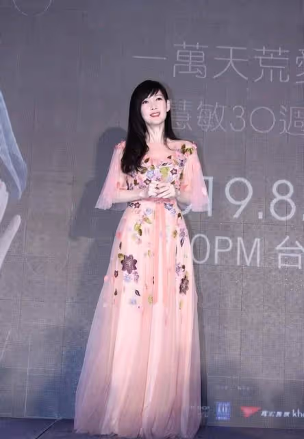 53歲周慧敏不服老，穿鏤空上衣配黑裙時尚減齡，黑長直好顯氣質