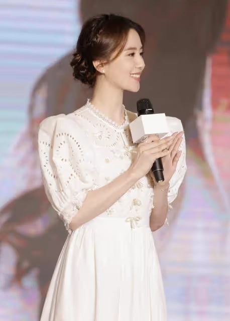 劉詩詩太有名媛范,穿一身鏤空白裙出席活動,搭配精緻盤發好優雅