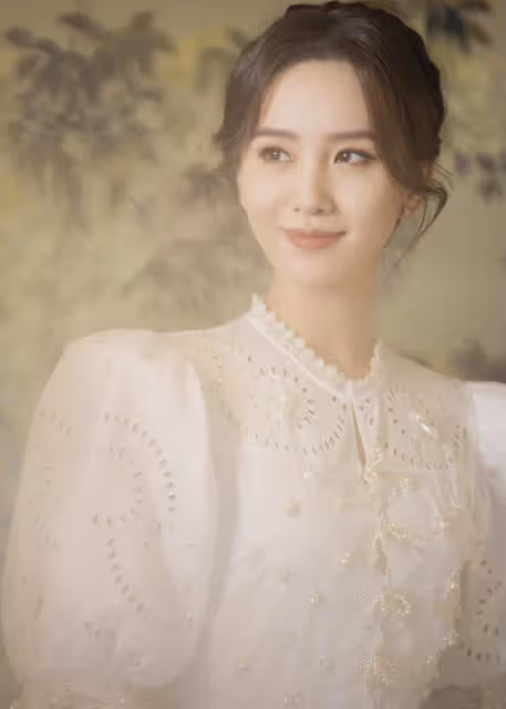 劉詩詩太有名媛范,穿一身鏤空白裙出席活動,搭配精緻盤發好優雅
