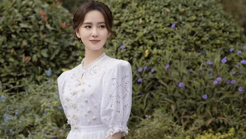 劉詩詩太有名媛范,穿一身鏤空白裙出席活動,搭配精緻盤發好優雅
