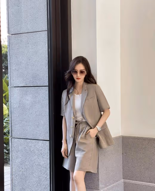 劉詩詩太有名媛范,穿一身鏤空白裙出席活動,搭配精緻盤發好優雅
