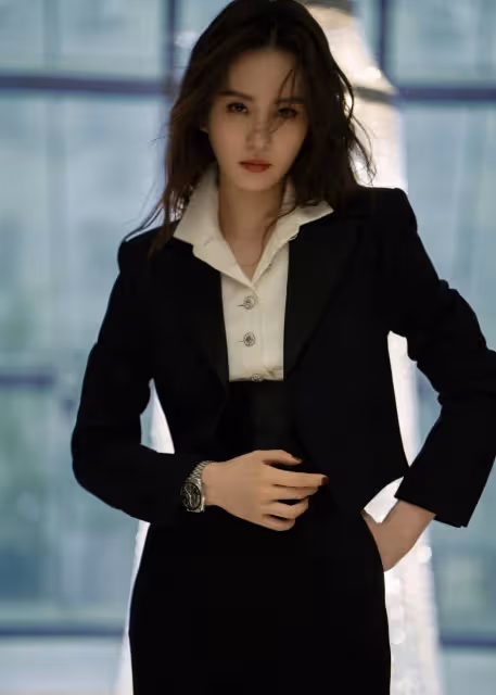 劉詩詩太有名媛范,穿一身鏤空白裙出席活動,搭配精緻盤發好優雅