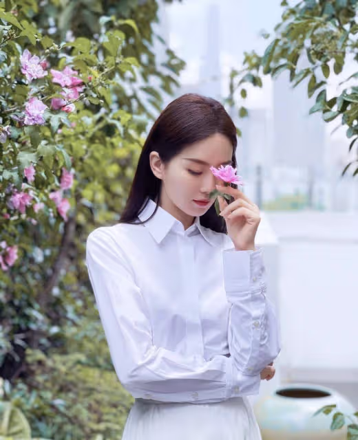 劉詩詩太有名媛范,穿一身鏤空白裙出席活動,搭配精緻盤發好優雅