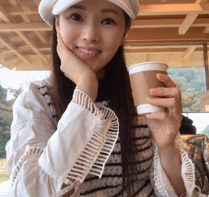凍齡女神伊能靜的美從何而來?多穿鏤空多穿紗,小羅曼風剛剛好