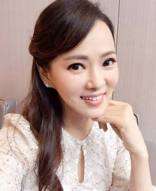 凍齡女神伊能靜的美從何而來?多穿鏤空多穿紗,小羅曼風剛剛好