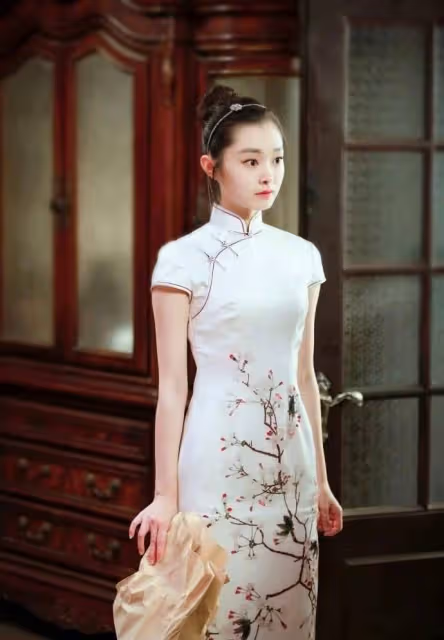 凍齡女神伊能靜的美從何而來?多穿鏤空多穿紗,小羅曼風剛剛好