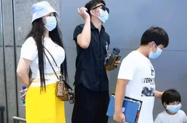冉瑩穎的3D身材絕了,普通T恤都能穿出緊繃感,鏤空的位置真特別