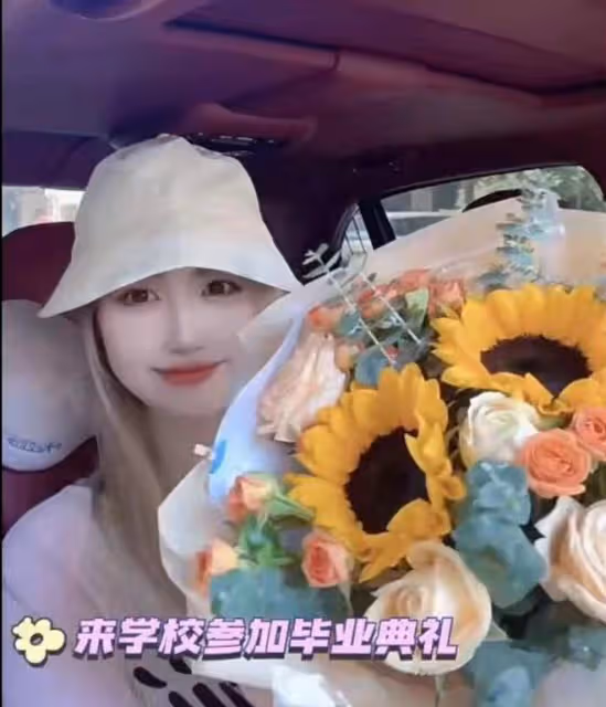 王寶強馬蓉離婚後疑首次合體,參加女兒畢業典禮,女兒超像王寶強