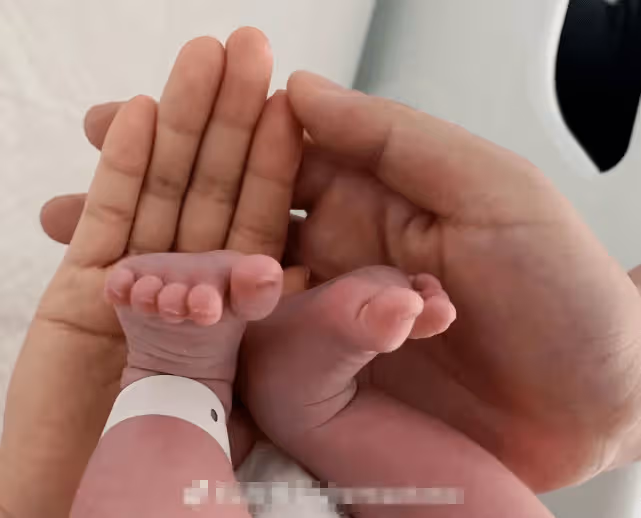 40歲沈濤官宣當爸,曬全家福手捧兒子小腳丫,全程陪產親自剪臍帶