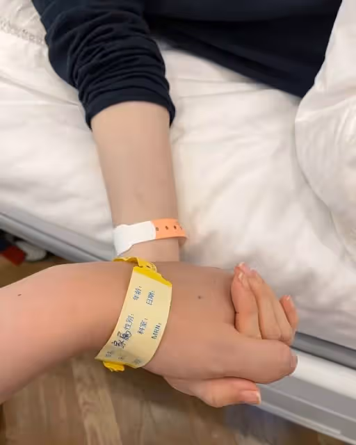 40歲沈濤官宣當爸,曬全家福手捧兒子小腳丫,全程陪產親自剪臍帶