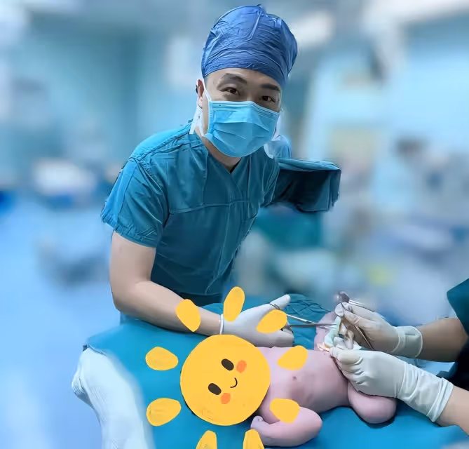 40歲沈濤官宣當爸,曬全家福手捧兒子小腳丫,全程陪產親自剪臍帶
