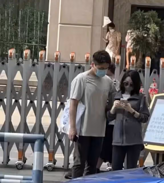 40歲沈濤官宣當爸,曬全家福手捧兒子小腳丫,全程陪產親自剪臍帶