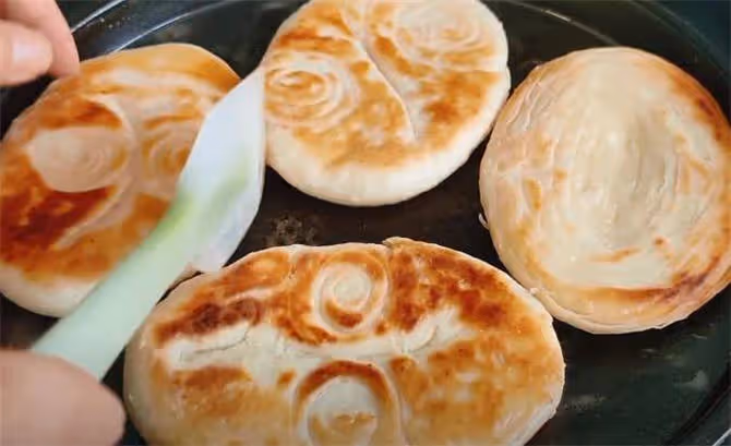 五香油酥燒餅,排隊20分鐘才能買到,在家就能做,外酥里軟直掉渣
