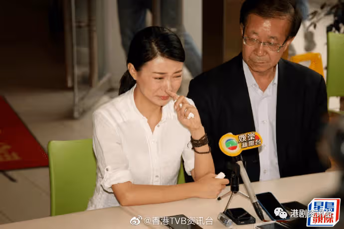 前TVB小花慶祝囡囡4歲生日!老公激罕露面做全職媽媽