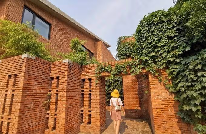 北京一座「網紅」的美術館,綠葉紅磚仿佛江南園林,適合拍照打卡