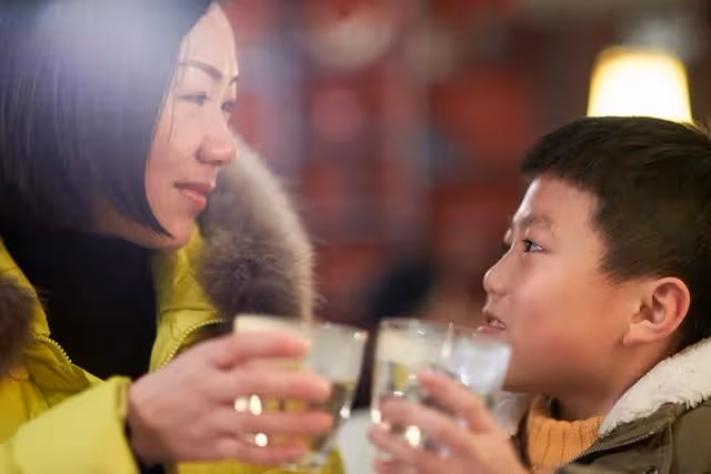 母親癱瘓我照顧,宣布房歸我,五年後房拆遷,哥姐要求平分160萬