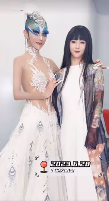 64歲楊麗萍曬合照,小彩旗暑假從英國歸來,與姨媽同框青春依舊