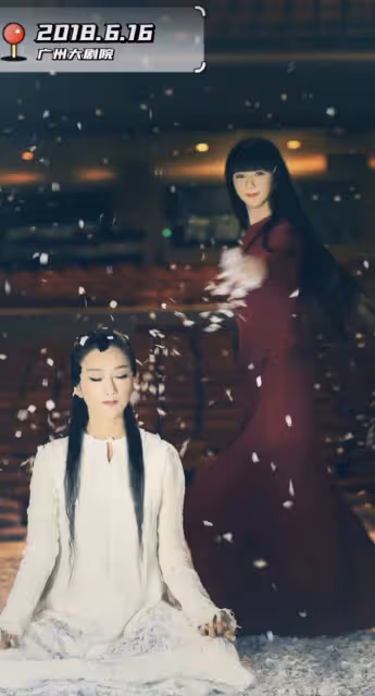64歲楊麗萍曬合照,小彩旗暑假從英國歸來,與姨媽同框青春依舊