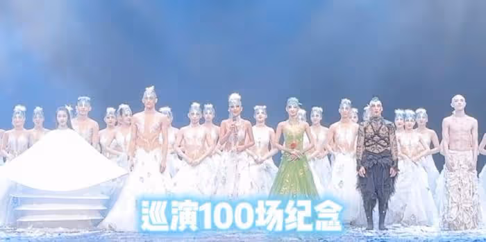 64歲楊麗萍曬合照,小彩旗暑假從英國歸來,與姨媽同框青春依舊