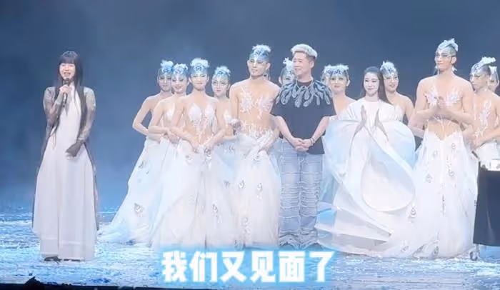 64歲楊麗萍曬合照,小彩旗暑假從英國歸來,與姨媽同框青春依舊