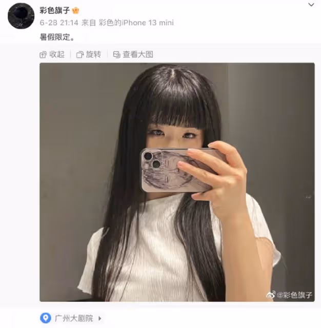 64歲楊麗萍曬合照,小彩旗暑假從英國歸來,與姨媽同框青春依舊