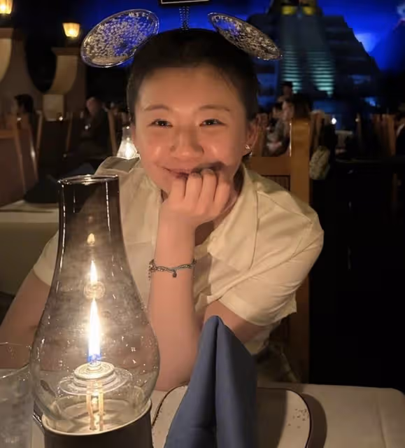 64歲楊麗萍曬合照,小彩旗暑假從英國歸來,與姨媽同框青春依舊
