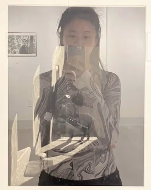 64歲楊麗萍曬合照,小彩旗暑假從英國歸來,與姨媽同框青春依舊