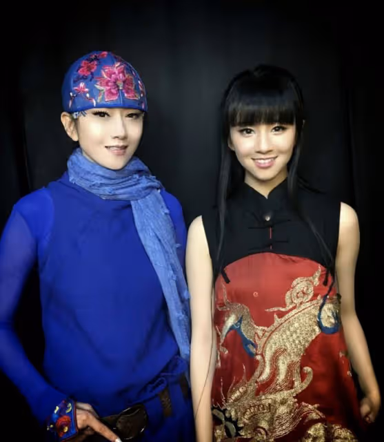 64歲楊麗萍曬合照,小彩旗暑假從英國歸來,與姨媽同框青春依舊