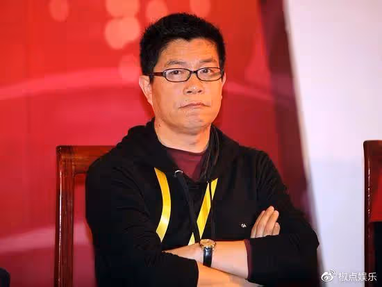 王中軍攜美女現身巴黎疑出軌,女方撞臉左小青,前凸後翹大長腿