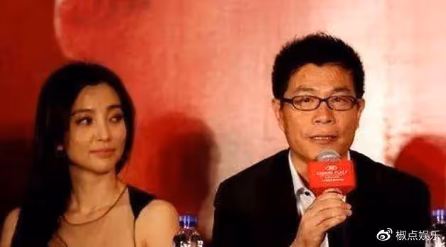 王中軍攜美女現身巴黎疑出軌,女方撞臉左小青,前凸後翹大長腿